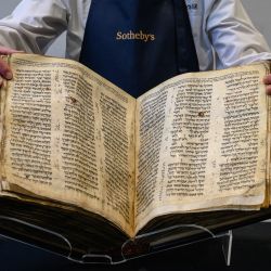 La biblia 'Codex Sassoon' se expone en Sotheby's de Nueva York. - Según Sotheby's, el Códice Sassoon es la Biblia hebrea más antigua y completa jamás descubierta y se subastará con una estimación de entre 30 y 50 millones de dólares, lo que la convierte en el texto impreso o documento histórico más valioso jamás ofrecido. | Foto:ED JONES / AFP