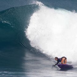 La surfista estadounidense Bettylou Sakura Johnson cabalga una ola durante el Hurley Pro femenino de la Liga Mundial de Surf en Sunset Beach, en Oahu, Hawái. | Foto:Brian Bielmann / AFP