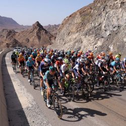 Los ciclistas durante la primera etapa del Tour de Omán 2023, desde el Fuerte Al-Rustaq hasta el Centro de Convenciones y Exposiciones de Omán. | Foto:THOMAS SAMSON / AFP