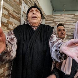  Los dolientes reaccionan durante el funeral de Mahmud Majid Mohammed al-Aidi, palestino de 17 años, en el campo de refugiados de al-Fara, al norte de Nablus, en la Cisjordania ocupada. Las tropas israelíes mataron a tiros a un adolescente palestino en la Cisjordania ocupada, según funcionarios palestinos. | Foto:JAAFAR ASHTIYEH / AFP