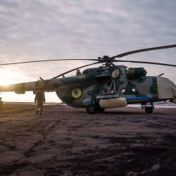 Miembros de la 18ª Brigada de Aviación Separada del Ejército caminan hacia un helicóptero Mi-8, en el este de Ucrania, en medio de la invasión militar rusa sobre Ucrania. | Foto:IHOR TKACHOV / AFP