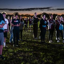 Personas asisten a un servicio espiritual por las víctimas del tiroteo en el instituto Marjory Stoneman Douglas, en el quinto aniversario de la masacre, en Parkland, Florida. - Diecisiete personas murieron y otras diecisiete resultaron heridas después de que un exalumno de 19 años abriera fuego en la escuela en febrero de 2018. | Foto:CHANDAN KHANNA / AFP