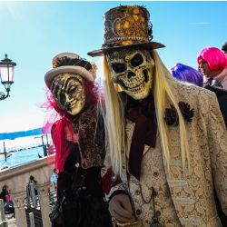 Personas enmascarados con un disfraz de época posan durante el carnaval de Venecia. | Foto:MIGUEL MEDINA / AFP