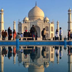 Turistas visitan el Taj Mahal durante la madrugada en Agra. | Foto:PAWAN SHARMA / AFP