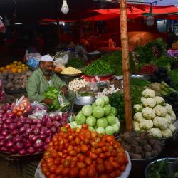 Un grupo de personas compra verduras en un mercado de Karachi, Pakistán. | Foto:ASIF HASSAN / AFP