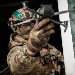 Un militar ucraniano del Servicio Estatal de Guardia de Fronteras hace una demostración de un dron con una granada de imitación en Bajmut, en medio de la invasión rusa de Ucrania. | Foto:YASUYOSHI CHIBA / AFP