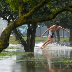 Una foto muestra a un niño patinando sobre las aguas de la inundación a lo largo de Marine Parade, en la ciudad de Napier, en la Isla Norte. - Nueva Zelanda declaró el estado de emergencia nacional, cuando el ciclón Gabrielle arrasó carreteras, inundó viviendas y dejó sin electricidad a más de 100.000 personas. | Foto:AFP