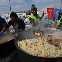 Voluntarios preparan algunos alimentos para los residentes afectados por el terremoto en un estadio en Kahramanmaras, Turquía. | Foto:OZAN KOSE / AFP