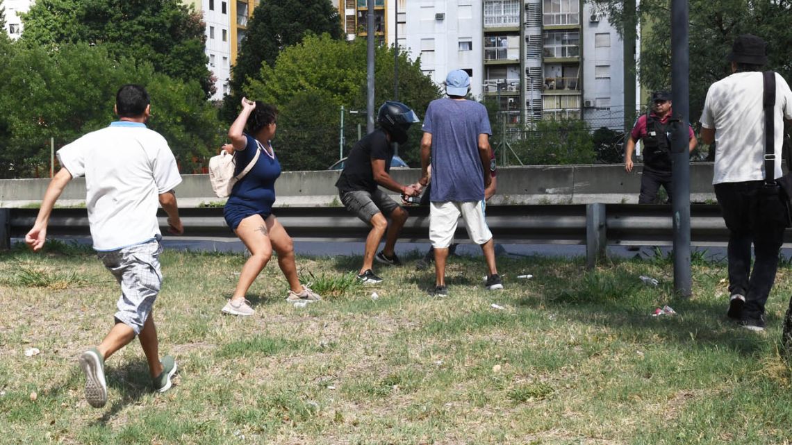 Tras desalojar la Dellepiane, la Policía de la Ciudad avanzó sobre vecinos que permanecían en las veredas