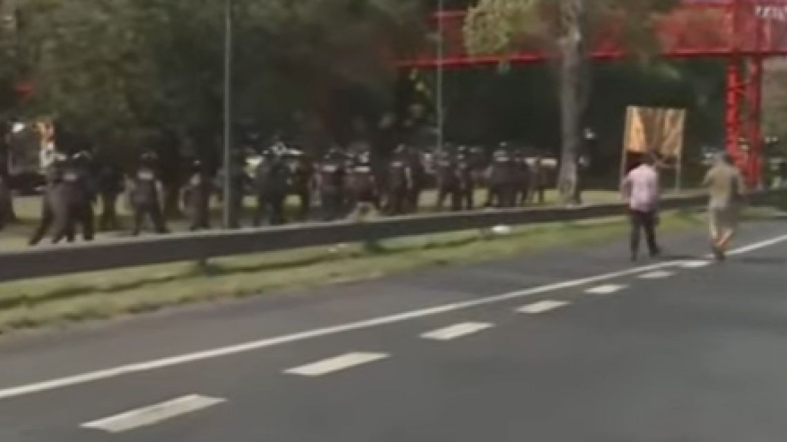 Tensión en la Autopista Dellepiane: la Policía desalojó los carriles y manifestantes respondieron con piedrazos