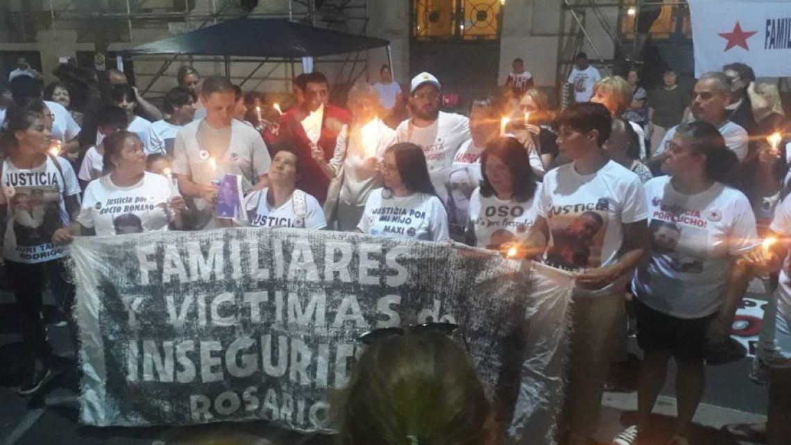Images from a candelight rally organised by the Familiares y Víctimas de la Inseguridad group in Rosario.