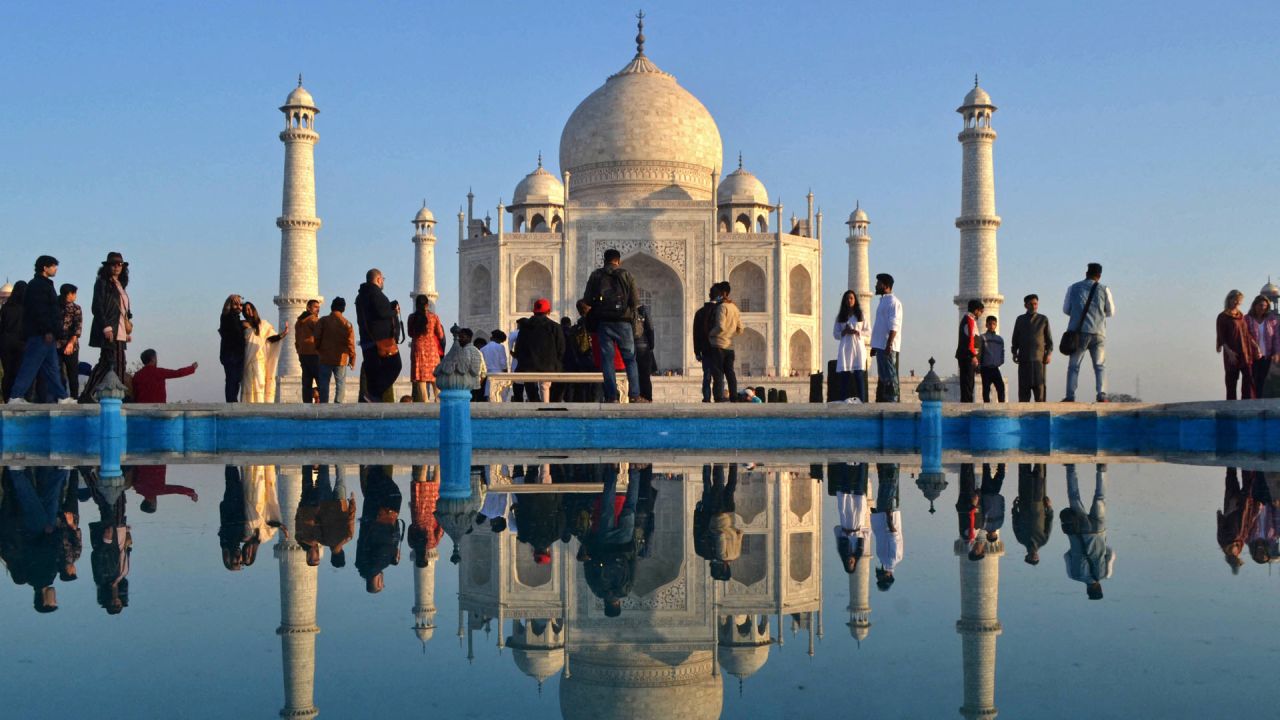 Turistas visitan el Taj Mahal durante la madrugada en Agra. | Foto:PAWAN SHARMA / AFP