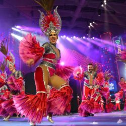 Bailarines actúan en el escenario principal en el concurso 'Batalla de las Tropas' durante las celebraciones de carnaval en Santa Cruz de Tenerife, en la isla canaria española de Tenerife. | Foto:DESIREE MARTIN / AFP