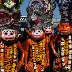 Devotos vestidos de cuerpo entero para parecerse al dios mono hindú Hanuman participan en una procesión en Amritsar, India. | Foto:Narinder Nanu / AFP