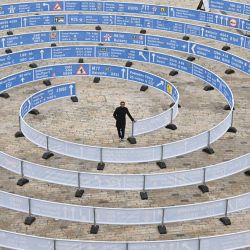 El artista indio Jitish Kallat posa para una fotografía con su obra "Whorled" en el patio de Somerset House de Londres. - La obra consta de dos espirales que se entrecruzan, de 336 metros de largo, que recuerdan la señalización de las carreteras del Reino Unido. | Foto:JUSTIN TALLIS / AFP