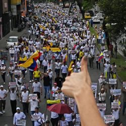 Opositores al presidente colombiano Gustavo Petro participan en una manifestación contra las reformas del Gobierno en Cali, Colombia. | Foto:JOAQUIN SARMIENTO / AFP