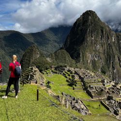 Turistas visitan las antiguas ruinas incas de Machu Picchu en el valle de Urubamba, a setenta y dos kilómetros de la ciudad andina de Cusco, por primera vez después de que fueran cerradas al público por razones de seguridad, después de que manifestantes bloquearan las vías férreas durante las protestas contra el gobierno de la presidenta Dina Boluarte que sacuden el país andino. | Foto:Carolina Paucar / AFP