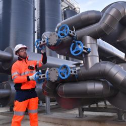 Un empleado de TotalEnergies comprueba las instalaciones de la unidad de metanización en Mourenx, suroeste de Francia. | Foto:GAIZKA IROZ / AFP