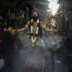 Un hombre vestido como el Señor Shiva participa en una procesión religiosa previa al festival 'Maha Shivratri' en Jalandhar, India. | Foto:SHAMMI MEHRA / AFP