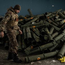 Un militar ucraniano de la 93 brigada cerca de una pila de contenedores vacíos de proyectiles de mortero en Bajmut, en medio de la invasión rusa de Ucrania. | Foto:YASUYOSHI CHIBA / AFP