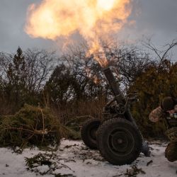 Un militar ucraniano de la 93 brigada se tapa los oídos mientras dispara un mortero francés remolcado de 120 mm hacia posiciones rusas en Bajmut, en medio de la invasión rusa de Ucrania. | Foto:YASUYOSHI CHIBA / AFP