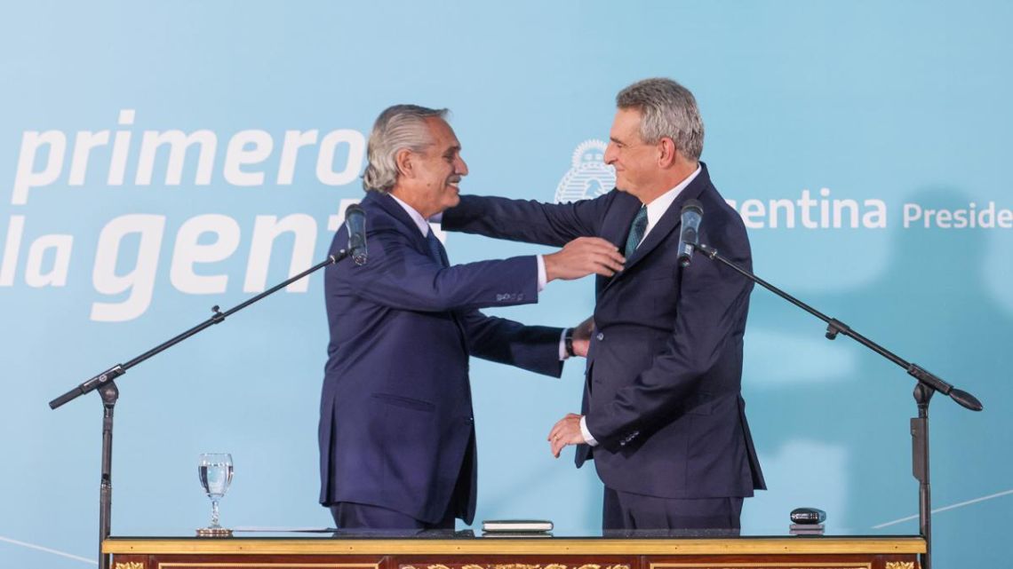 Fernández greets Rossi after the swearing-in.