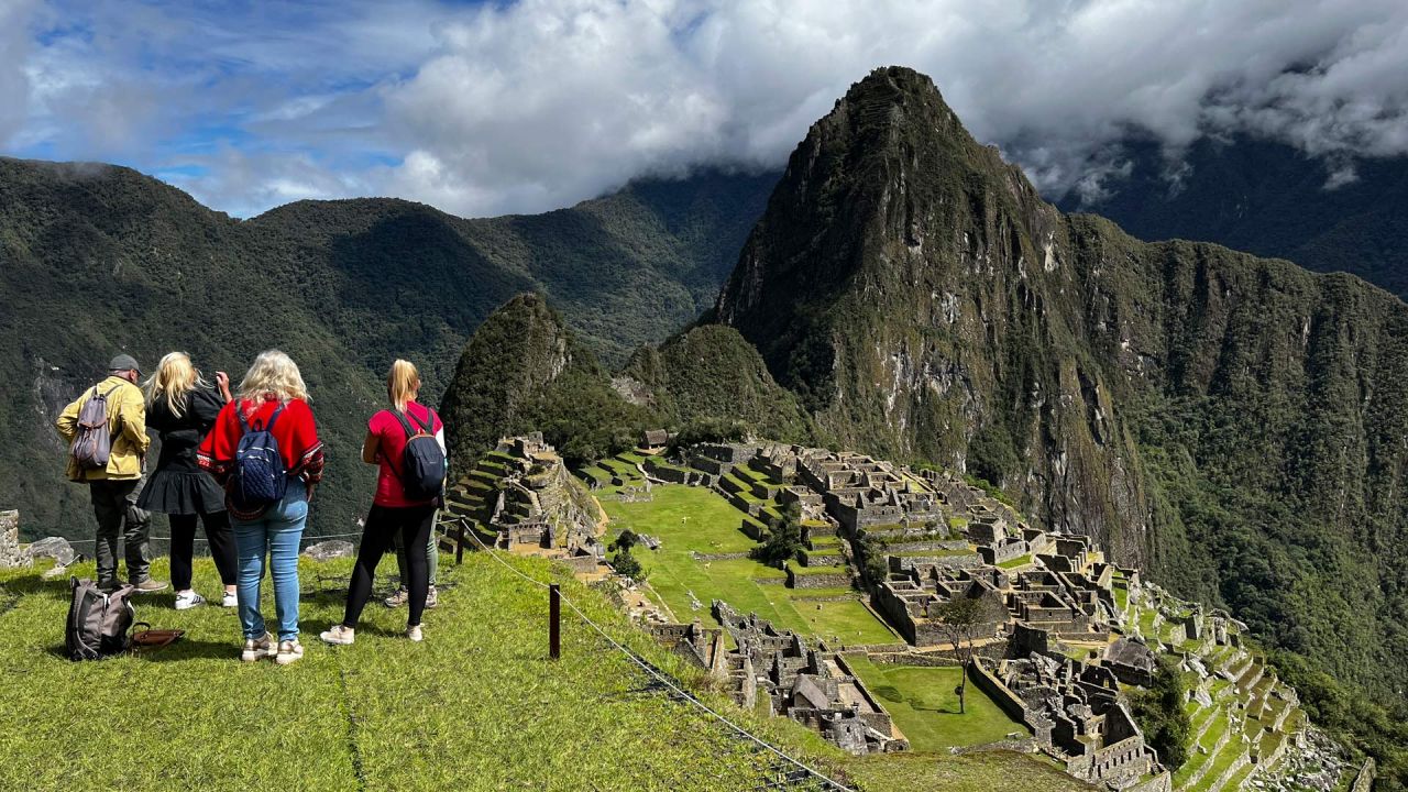Turistas visitan las antiguas ruinas incas de Machu Picchu en el valle de Urubamba, a setenta y dos kilómetros de la ciudad andina de Cusco, por primera vez después de que fueran cerradas al público por razones de seguridad, después de que manifestantes bloquearan las vías férreas durante las protestas contra el gobierno de la presidenta Dina Boluarte que sacuden el país andino. | Foto:Carolina Paucar / AFP