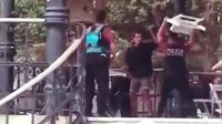 Policía detiene a sillazos a un hombre