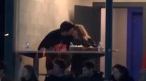 Gerard Piqué, a los besos con Clara Chía