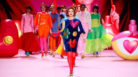 Ágatha Ruiz de la Prada rinde un colorido homenaje a sus icónicos perfumes en la MBFWM