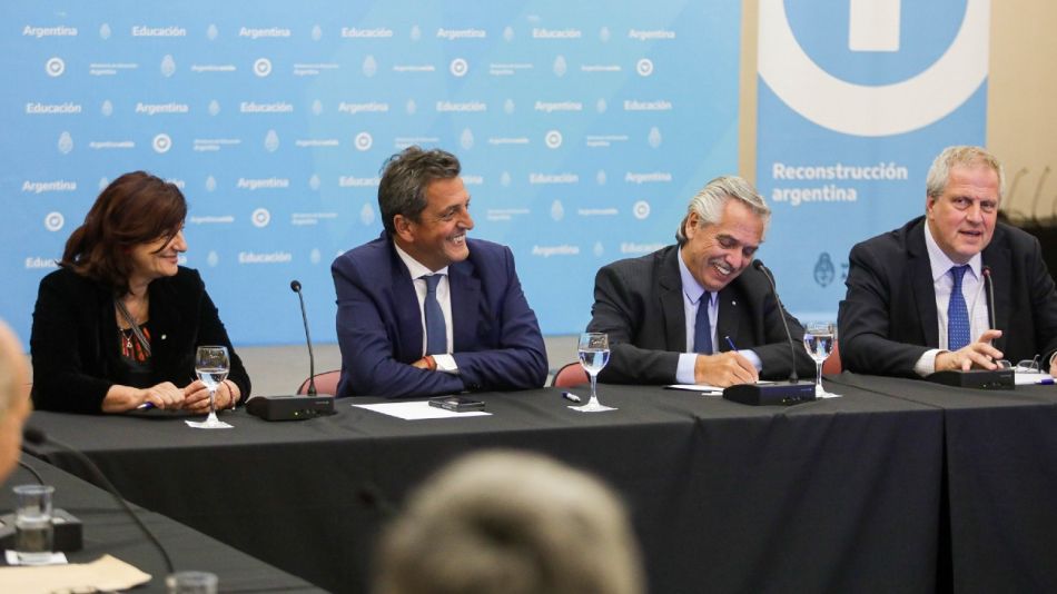 Los gremios docentes acordaron con el Gobierno una suba salarial del 33,5% para el primer semestre.