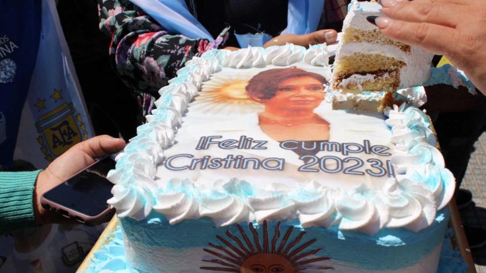 Militantes festejaron el cumpleaños de Cristina con un operativo clamor.