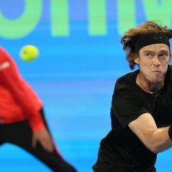 El ruso Andrey Andreyevich Rublev devuelve la pelota al holandés Tallon Griekspoor durante un partido de tenis del Abierto de Qatar en Doha. | Foto:KARIM JAAFAR / AFP