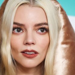 La actriz británica y estadounidense Anya Taylor-Joy posa en la alfombra roja a su llegada a los BAFTA British Academy Film Awards en el Royal Festival Hall, Southbank Centre, en Londres. | Foto:ISABEL INFANTES / AFP