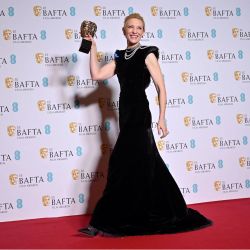 La actriz estadounidense-australiana Cate Blanchett posa con el premio a la mejor actriz protagonista por su papel en 'Tar' durante la ceremonia de los premios BAFTA de cine de la Academia Británica en el Royal Festival Hall, Southbank Centre, en Londres. | Foto:JUSTIN TALLIS / AFP