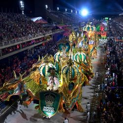 Miembros de la escuela de samba Imperio Serrano actúan durante el desfile de Carnaval de Río en el Sambódromo Marqués de Sapucai en Río de Janeiro, Brasil. | Foto:MAURO PIMENTEL / AFP