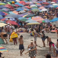 Personas disfrutan de un día de playa durante una ola de calor en el balneario de San Bartolo, en el sur de Lima, Perú. | Foto:Xinhua/Mariana Bazo