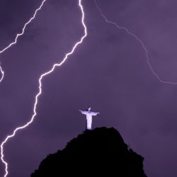 Relámpagos caen cerca de la estatua del Cristo Redentor en la montaña del Corcovado en Río de Janeiro, Brasil. | Foto:MAURO PIMENTEL / AFP