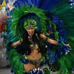 Un miembro de la escuela de samba Beija Flor actúa durante el desfile de Carnaval de Río en el Sambódromo Marqués de Sapucai en Río de Janeiro, Brasil. | Foto:CARL DE SOUZA / AFP