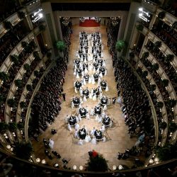 Una vista general muestra a los invitados bailando durante la apertura del baile anual de la Ópera de Viena en Viena, Austria. | Foto:HELMUT FOHRINGER / APA / AFP