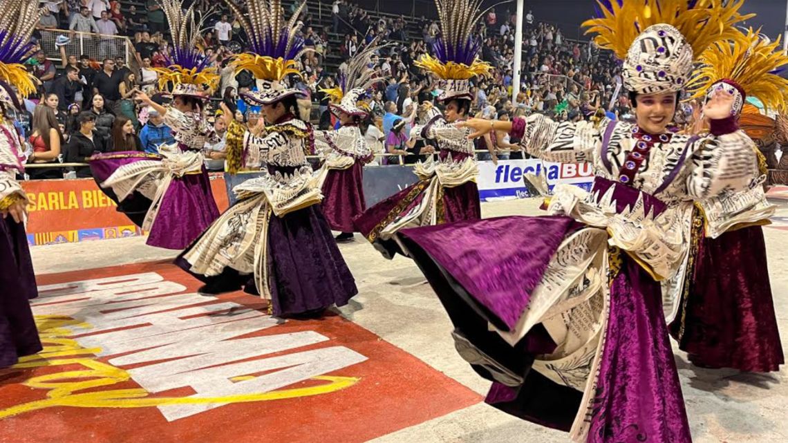Every weekend since January 7, the comparsa carnival clubs of Entre Ríos have delivered nights packed with music, dancing, and thousands upon thousands of feathers. 