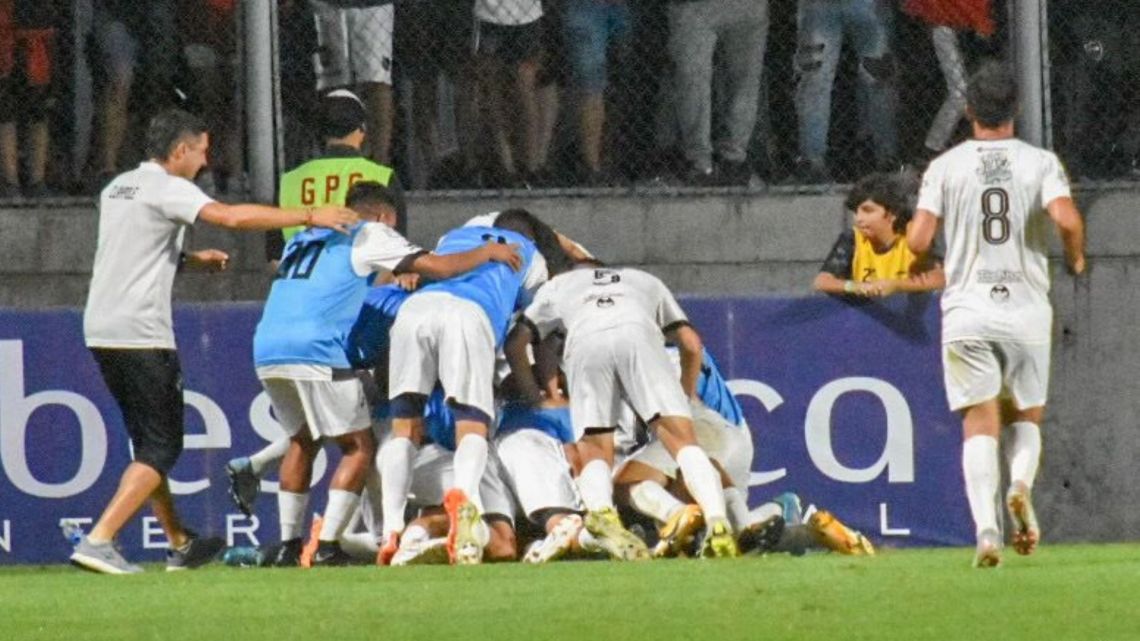 Another bump in the Argentine Cup: Claypole left Newell’s out