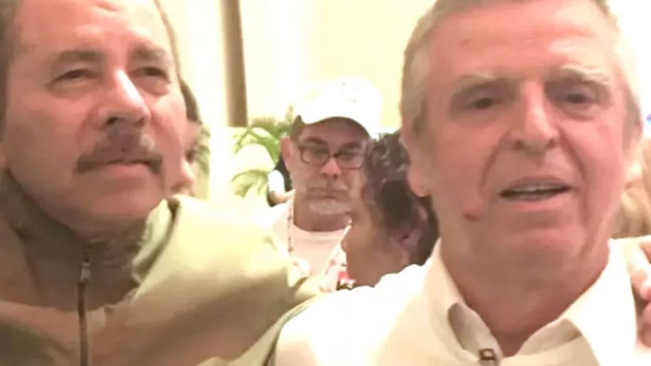 Daniel Ortega junto al líder de Montoneros