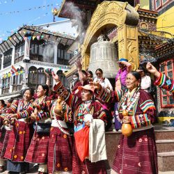 Devotos budistas nepalíes arrojan harina durante las celebraciones con motivo del tercer día del Año Nuevo Lhosar budista nepalí y tibetano en la zona del templo Boudhanath Stupa en Katmandú. | Foto:PRAKASH MATHEMA / AFP