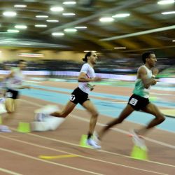 El atleta estadounidense Yared Nuguse lidera la carrera mientras compite en la final masculina de 1.500 m en pista cubierta del World Indoor Tour Madrid 2023, como parte del World Athletics Indoor Tour. | Foto:JAVIER SORIANO / AFP