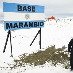 El presidente Alberto Fernández en la Base Marambio, en lo que constituye la cuarta visita de un jefe de Estado al continente blanco, con el objetivo de reafirmar el carácter "bicontinental" del país en el Día de la Antártida Argentina. | Foto:Télam/Alberto Fernández