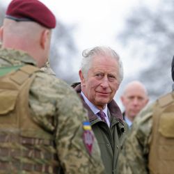 El rey Carlos III de Gran Bretaña se reúne con reclutas ucranianos que están siendo entrenados por fuerzas asociadas británicas e internacionales en un lugar de Wiltshire, en el suroeste de Inglaterra. | Foto:Chris Jackson / POOL / AFP