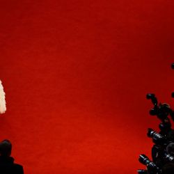 La actriz estadounidense y presidenta del jurado de la Berlinale, Kristen Stewart, llega a la alfombra roja del estreno de la película "She Came To Me", presentada en la sección Berlinale Special Gala, que inaugura la Berlinale, el primer gran festival de cine europeo del año, en Berlín. | Foto:JOHN MACDOUGALL / AFP