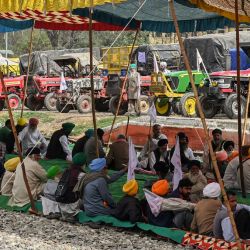 Los agricultores se sientan en una manifestación contra el gobierno central y estatal mientras bloquean una vía férrea durante una protesta en la India. | Foto:Narinder Nanu / AFP
