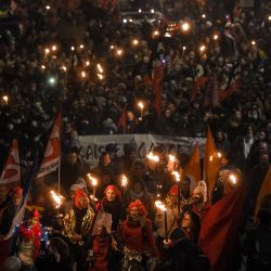 Manifestantes participan en una marcha de antorchas durante una manifestación en el quinto día de concentraciones a nivel nacional organizadas desde principios de año, contra una revisión de las pensiones profundamente impopular, en Nantes, oeste de Francia. | Foto:SEBASTIEN SALOM-GOMIS / AFP